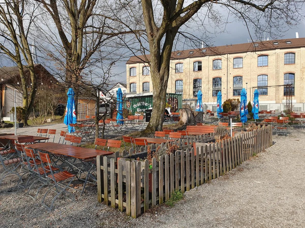 Blick auf den grünen Brüllbier-Container und die öffentliche WC-Anlage am Seequai Pfäffikon